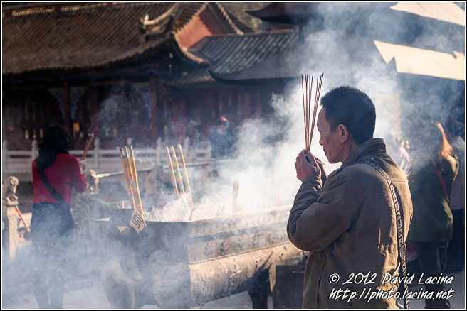 Praying In Yuantong Temple - Kunming And Shilin, China
